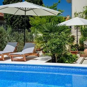 Palace Schoen Milesi - Esense Of Prestige - Private Pool - Free Parking - Old Money Style Luxury - Walking Distance To The Old Town, The And Amenities - Buralux Gostinjska kuća Split